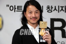 [포토]마이클 라우 "제 피규어 어때요?"