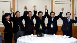 황우여-김진표 “(때늦은) 만세~”