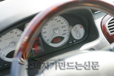 푸조 새차에 누더기 수리 흔적