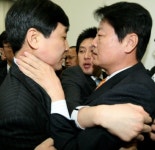 <포토>목조르기? 이 사람들 국회의원 맞아?