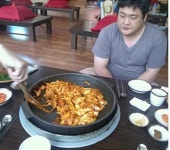김준현 닭갈비 먹을 것 앞에서 너무 집중했나??