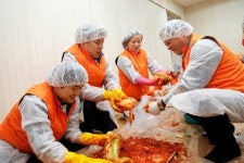 한화무역, 독거노인들에 김장 김치 전달