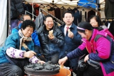 김영록 의원(해남·완도·진도)영암 오알장...뿡어빵 먹으며 민생 청취