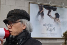 [포토] 비가 와도 1인시위, “‘여명의 눈동자’ 역사왜곡에 반대한다”
