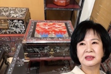 손혜원 前 의원, 목포시에 나전칠기 수백 점 기증