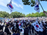 [현장] ‘시위대’ 아닌 ‘유권자 시민’이 외치는 올림픽공원 “재선거 혁명”