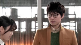 [스타패션] 이지훈, 아이유 바라보는 눈빛 심상치 않아...