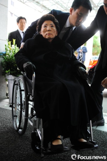 김영삼 전 대통령 빈소 도착한 손명순 여사