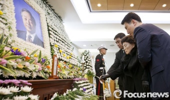 손명순 여사, 남편 영정 앞에 헌화