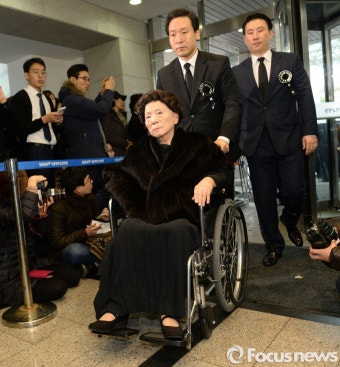 빈소 들어서는 손명순 여사