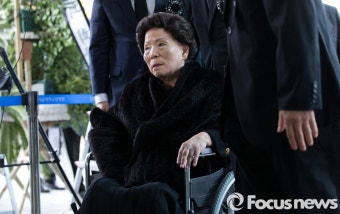 빈소 들어서는 손명순 여사