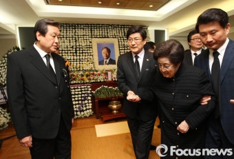 빈소 나서는 이희호 여사
