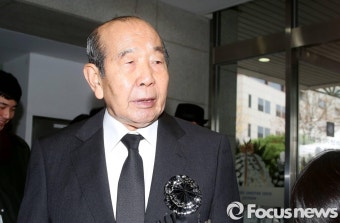 김 전 대통령 빈소찾은 김수한 전 국회의장