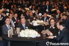 기념식 시작 기다리는 참석자들