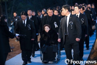하관식장 향하는 손명순 여사