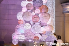 압구정 현대백화점 앞 화려한 조명