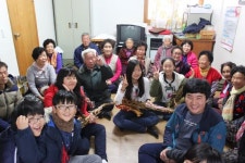 산청 도산초등학교 6년생들, 경로당 효행 봉사활동