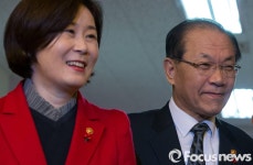 대화하는 두 장관