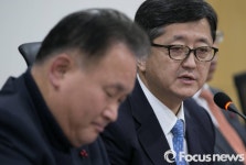 이상민 위원장에게 의견 전하는 오수근 회장