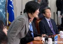 인사하는 조은 위원장