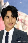 미소짓는 이지훈