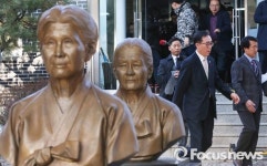 나눔의 집 나서는 조태열 2차관