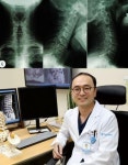 하루 종일 스마트폰 만지작 … 나도 일자목 증후군?