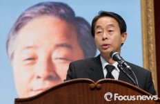 인사말 하는 김현철