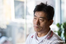 생각에 잠긴 영철버거 사장