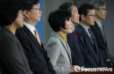 기자회견하는 조은 위원장