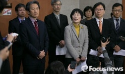 취재진 질문 답하는 조은 위원장