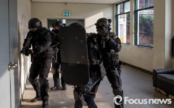 테러 가정한 훈련하는 경찰특공대