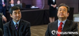 나라히 앉은 여야
