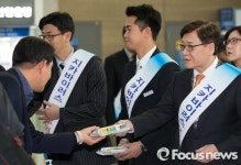지카바이러스 감염 방지 약품 나눠주는 정진엽 장관