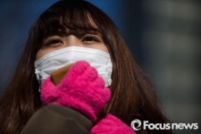 추운 겨울, 조계사 앞에 선 동국대 학생