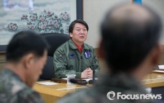 공군 장성, 장교들과 대화하는 안 대표