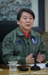 공군 장성, 장교들과 대화하는 안철수