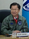 공군 장성, 장교들과 대화하는 천정배