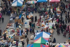 모란시장 찾은 시민들