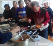 횡성 둔내 노인들 점심 자율배식, 맛나고 재미지네 