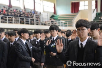 [포커스포토] 춘천고등학교 신입생 대표, 김현수 학생의 선서