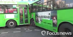 서울 대방동 삼거리서 버스 2대 충돌