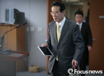 [포커스포토] 태블릿PC 들고 입장하는 홍창선