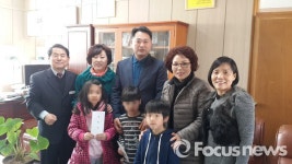 거창 가조면 아동위원회, 가조초교에 장학금 전달