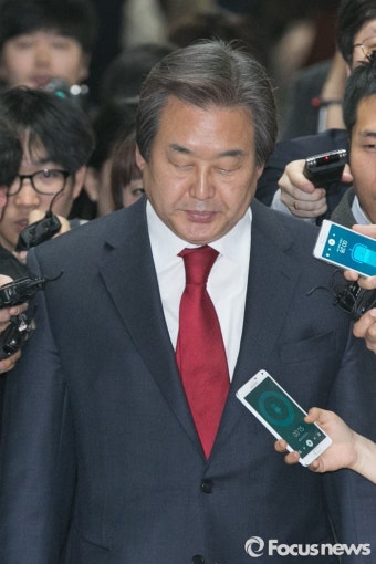 [포커스포토] 고개숙인 김무성 대표