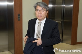 [포커스포토] 회의장 향하는 김용하 공관위원