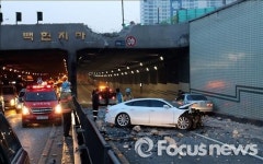 분당 백현지하차도 방호벽 뚫고 차량 추락…운전자 숨져