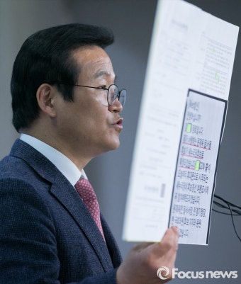 [포커스포토] 증거 자료 들고 회견하는 김용판