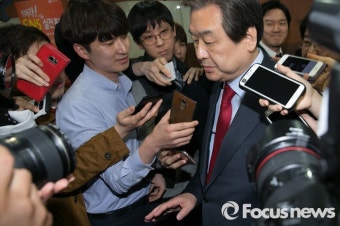 [포커스포토] 고개숙인 김무성 대표