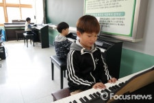 생비량초등학교 졸업생이 모교에 전자피아노 기증